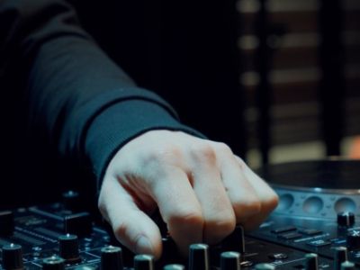3 astuces simples pour passer au niveau supérieur en tant que DJ ! 🔥
Être DJ, ce n’est pas seulement enchaîner les morceaux. Dans cette vidéo, on vous...